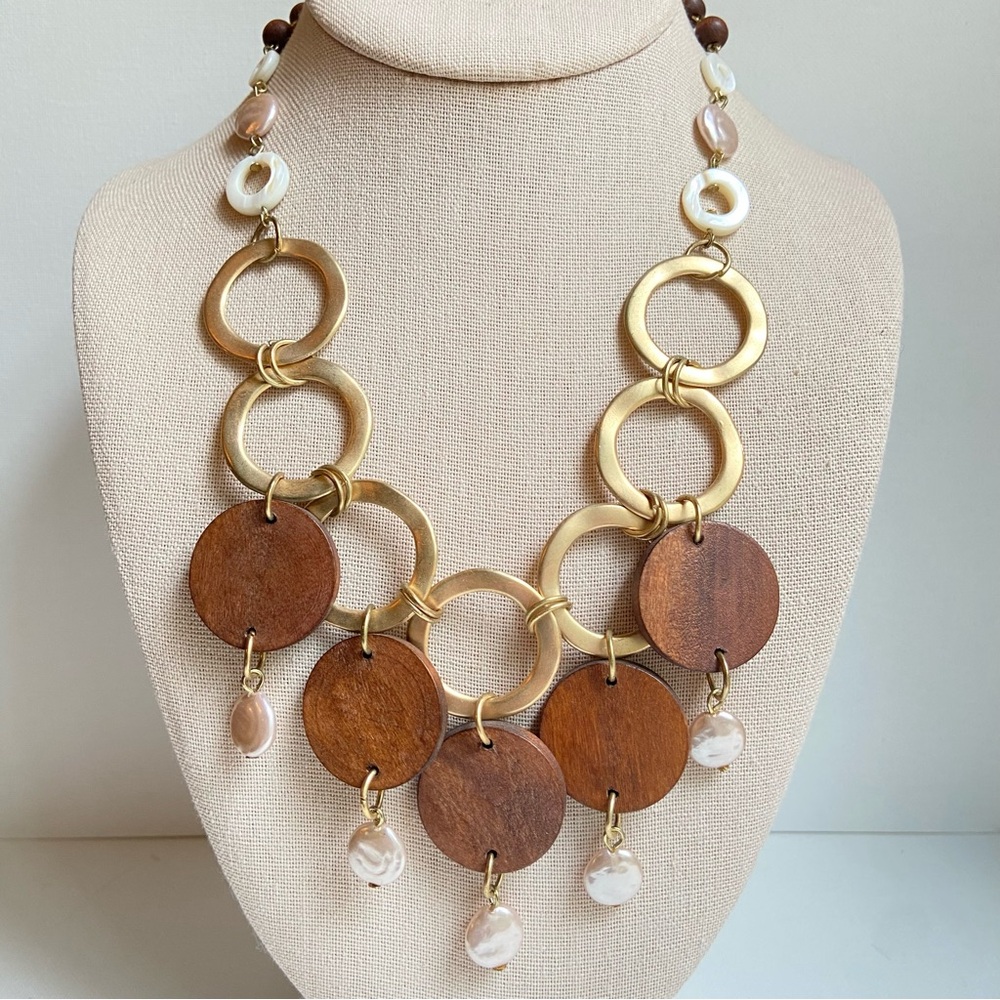 Boho necklace in wood shell and coin pearls with matte goldtone metal circles